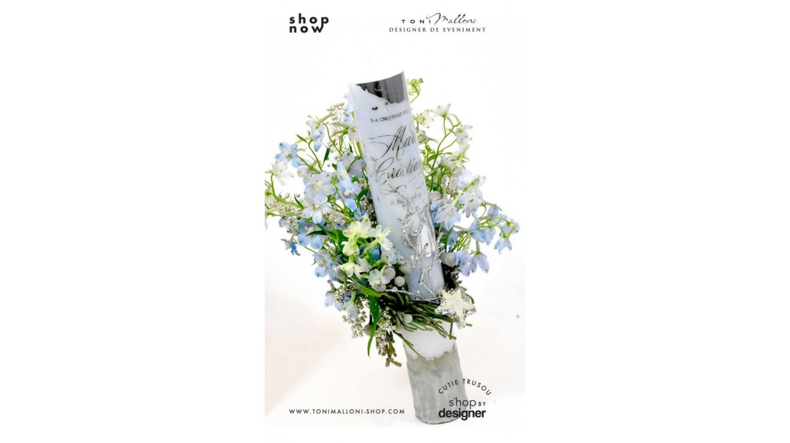 Lumanare botez scurta cu flori naturale delphinium si folie argintie personalizata 3